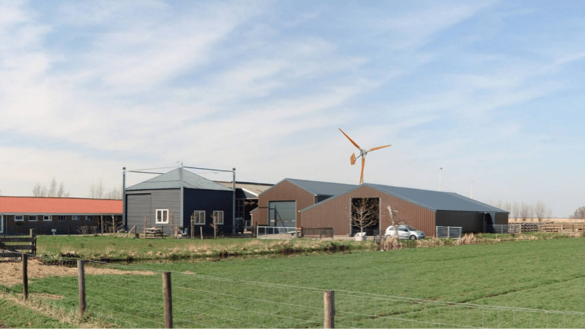 boerderij met kleine windmolen